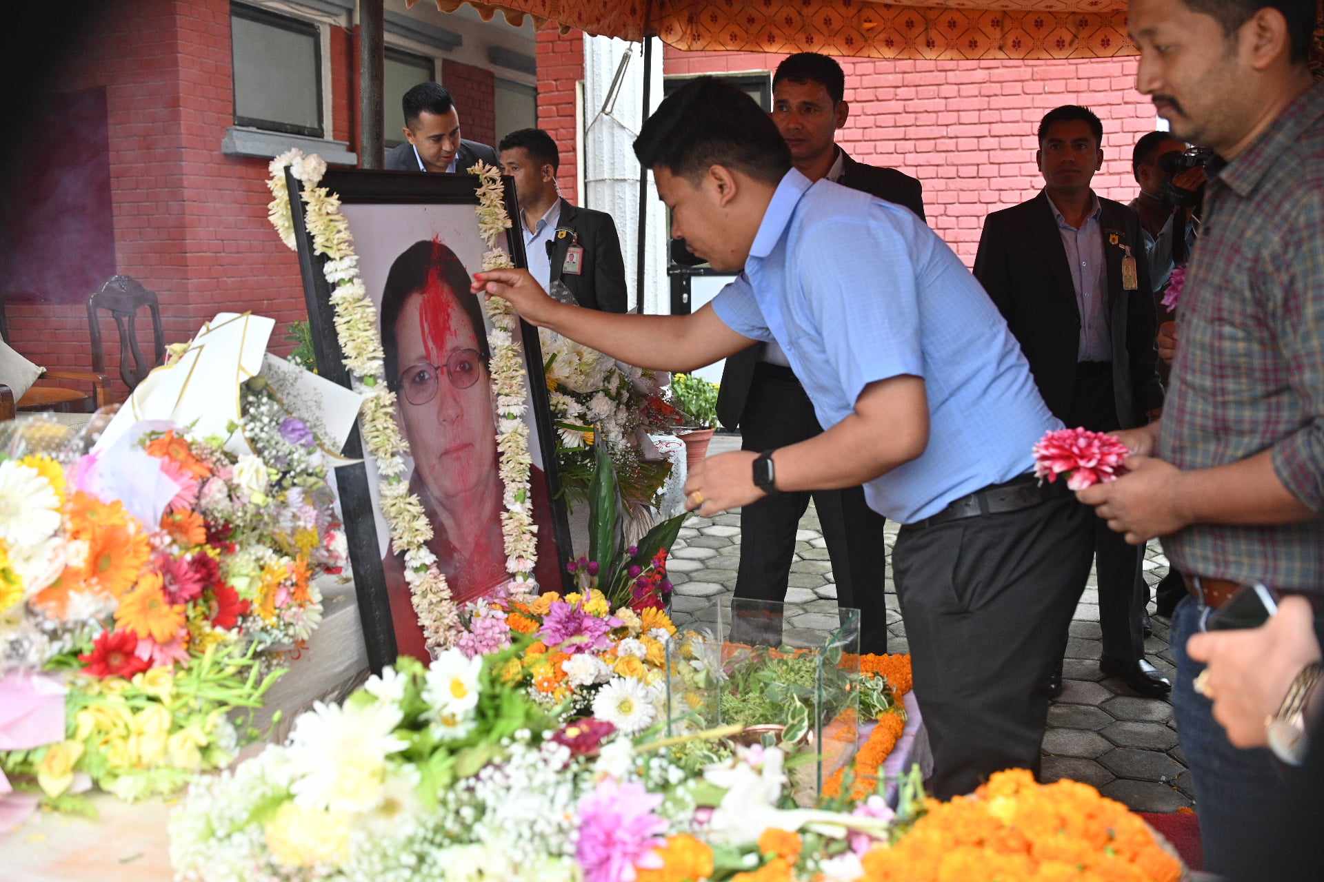 बालुवाटारमा सीता दाहालप्रति श्रद्धाञ्जली अर्पण गर्नेको भिड (तस्वीरहरू)